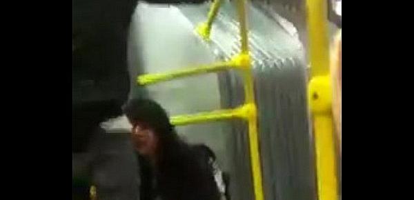  Mujer se orina en el transmilenio bus de bogota